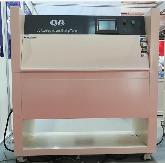 ラボの紫外線試験室では太陽光や雨をどのように再現するのでしょうか?